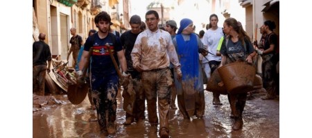 España: la Iglesia se mete en el barro para ayudar a las víctimas de la DANA